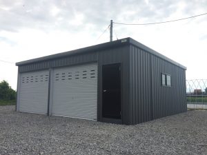 ２台駐車＋側面に広い収納スペース！